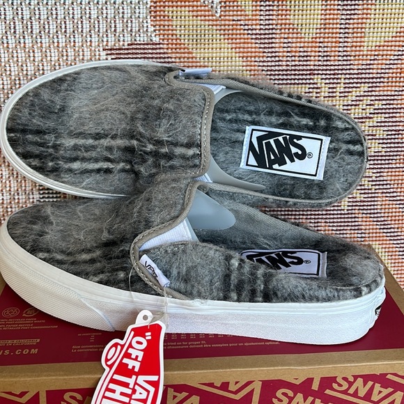 Vans WMNS Classic Slip-On Mule
(Soft Plaid Gray/True white
VN0A4P3U809
Sneakers - Picture 15 of 16